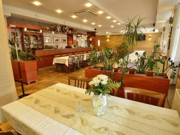 Ludowa Restauracja & Noclegi Kietrz Exterior foto